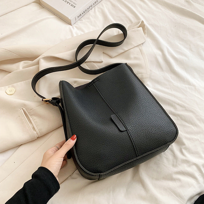 Chic Leather Crossbody Bag: Retro All-Match Style